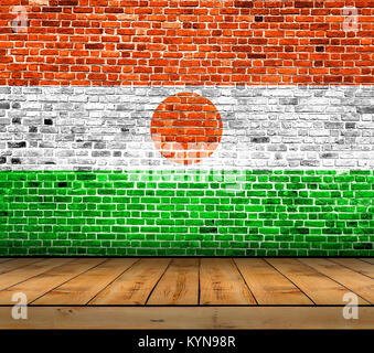 Niger Flagge auf ziegelmauer mit Parkettboden lackiert Stockfoto