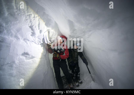 Sie graben den Schnee Loch von innen © Paul Glendell Stockfoto