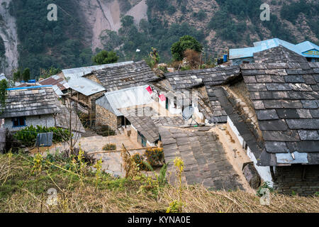 Die Einheimischen im Bergdorf, Annapurna Nationalpark, Nepal, Asien. Stockfoto