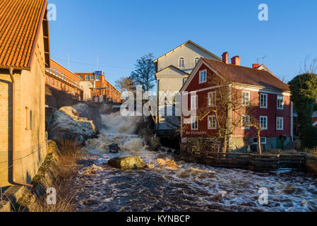 Ronneby, Schweden - 7. Januar 2018: Dokumentarfilm von Alltag und Umwelt. Die Stadt Wasserfall an einem kalten Tag mit Eis auf den Felsen. Stockfoto