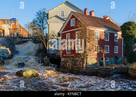 Ronneby, Schweden - 7. Januar 2018: Dokumentarfilm von Alltag und Umwelt. Die Stadt Wasserfall an einem kalten Tag mit Eis auf den Felsen. Stockfoto