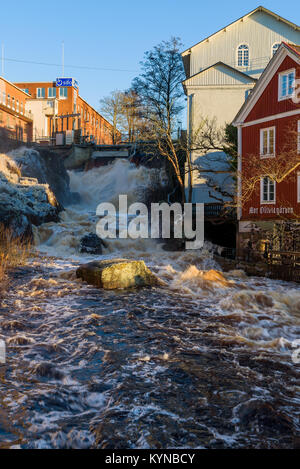 Ronneby, Schweden - 7. Januar 2018: Dokumentarfilm von Alltag und Umwelt. Die Stadt Wasserfall an einem kalten Tag mit Eis auf den Felsen. Stockfoto