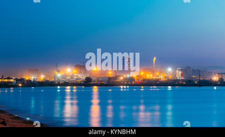 Batumi, Adscharien, Georgien - 25. Mai 2016: Port Dock an sonnigen Abend oder Nacht an Illuminations Beleuchtung Stockfoto