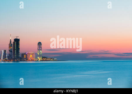 Batumi, Adscharien, Georgien - 25. Mai 2016: Panorama der beleuchteten Stadt bei Sonnenuntergang. Radisson Blu Hotel, am Schwarzen Meer Technological University, Porta B Stockfoto