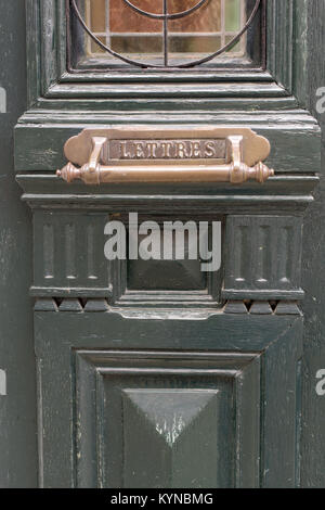 Ein Teil der alten grünen Holztür mit mail box Stockfoto