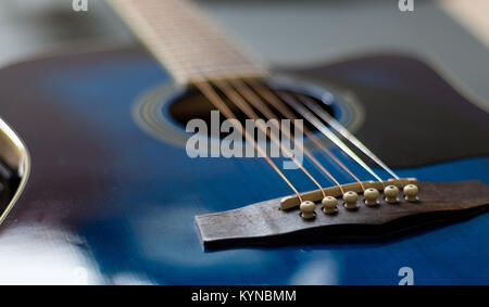 Akustik Gitarre Blau schließen oben mit geringer Tiefenschärfe Stockfoto