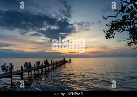 Touristen anzeigen Sonnenuntergang von Pier in Kep Stadt zu Kambodscha Küste Stockfoto