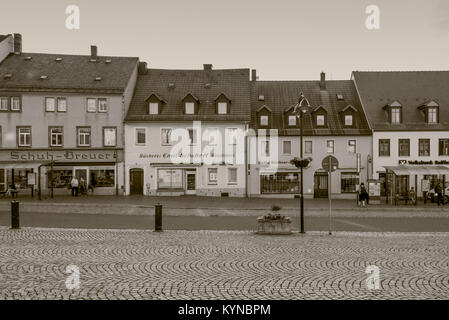 Kurort Hartha, Deutschland - 30. Mai 2016: die alten Häuser auf dem Marktplatz von Kurort Hartha (Marktplatz), in der Nähe von Dresden, Sachsen, Deutschland. Vintage monochrom Sepia Stockfoto