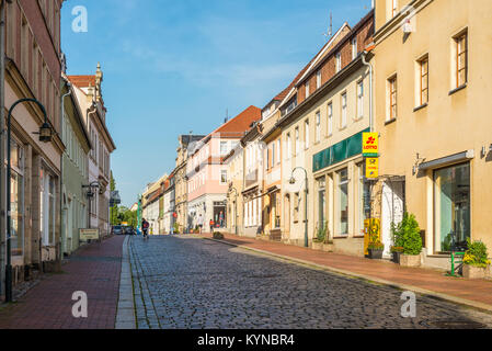 Kurort Hartha, Deutschland - 30. Mai 2016: Blick auf die Straße mit Geschäften und Wohnhäusern in den frühen Morgen in einer kleinen Stadt Tharandt, einem Vorort von Dresde Stockfoto