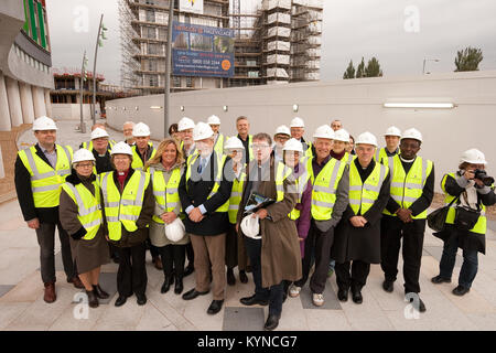 PR besuchen Sie mit lokalen Vikare & Bischof auf der Baustelle von Hale Dorf, Tottenham Hale, London. Hale Dorf ist ein urbanes Dorf mit sustainabi Stockfoto