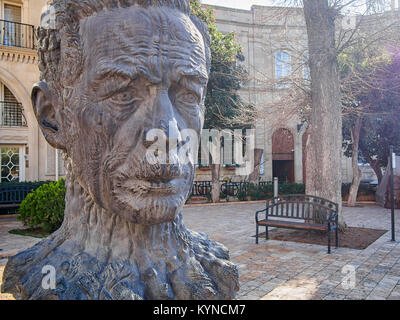 BAKU, Aserbaidschan - Dezember 27, 2017: Skulptur Kopf von Aliaga Vahid in der Altstadt von Baku. Vahid war Aserbaidschanischer dichter, für die Wiedereinführung der mittelalterlichen g bekannt Stockfoto