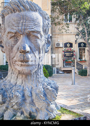 BAKU, Aserbaidschan - Dezember 27, 2017: Skulptur Kopf von Aliaga Vahid in der Altstadt von Baku. Vahid war Aserbaidschanischer dichter, für die Wiedereinführung der mittelalterlichen g bekannt Stockfoto