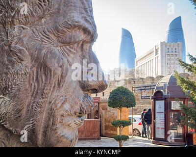 BAKU, Aserbaidschan - Dezember 27, 2017: Skulptur Kopf von Aliaga Vahid in der Altstadt von Baku. Vahid war Aserbaidschanischer dichter, für die Wiedereinführung der mittelalterlichen g bekannt Stockfoto