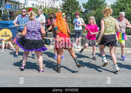 Broadstairs Folk Woche Festival. Allsorts Morris Seite Tanz am Meer an der Promenade in der Sonne. Stockfoto