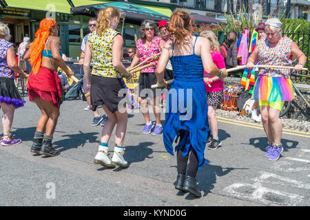 Broadstairs Folk Woche Festival. Allsorts Morris Seite Tanz am Meer an der Promenade in der Sonne. Stockfoto