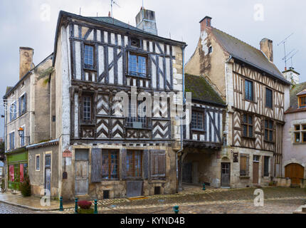Antike Architektur von Noyers. Noyers (Noyers-sur-Serein) ist eine französische Gemeinde im Département Yonne in der Region Burgund in Frankreich. Stockfoto