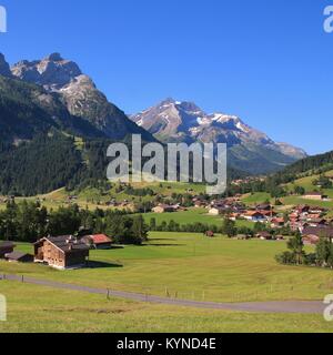 Dorf Gsteig bei Gstaad und hohe Berge. Stockfoto