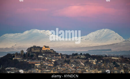 Stirling Castle in einer winterlichen Schottland Tag kurz vor Sonnenaufgang Hits das Schloss Stockfoto