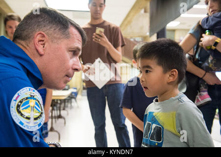 NASA-Astronaut Shane Kimbrough spricht zu einem Zuschauer nach einen Vortrag über seine Zeit an Bord der Internationalen Raumstation (ISS), die während der Expeditionen 49/50, Dienstag, 12. September 2017 in Arlington Career Center in Arlington, Virginia. Während der Expedition 50, Kimbrough abgeschlossen vier Außenbordeinsätze für insgesamt 39 Stunden außerhalb der ISS, und schloss seine 173-tägigen Mission, als er in einem abgelegenen Gebiet in der Nähe der Stadt Zhezkazgan, Kasachstan im April 2017 landete. Photo Credit: (NASA/Aubrey Gemignani) Stockfoto