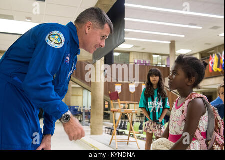 NASA-Astronaut Shane Kimbrough spricht zu einem Zuschauer nach einen Vortrag über seine Zeit an Bord der Internationalen Raumstation (ISS), die während der Expeditionen 49/50, Dienstag, 12. September 2017 in Arlington Career Center in Arlington, Virginia. Während der Expedition 50, Kimbrough abgeschlossen vier Außenbordeinsätze für insgesamt 39 Stunden außerhalb der ISS, und schloss seine 173-tägigen Mission, als er in einem abgelegenen Gebiet in der Nähe der Stadt Zhezkazgan, Kasachstan im April 2017 landete. Photo Credit: (NASA/Aubrey Gemignani) Stockfoto