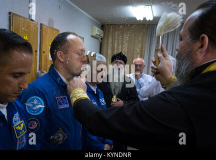 Russisch-orthodoxen Priester, Pater Sergei, rechts, segnet Expedition 53 Crewmitglieder Joe Acaba der NASA, Links, Alexander Misurkin von Roskosmos, Mitte, und Mark Vande Hei der NASA vor ihrem Start an Bord einer Sojus MS-06 Raumschiff Dienstag, Sept. 12, 2017 an der Kosmonaut Hotel in Baikonur, Kasachstan. Acaba, Misurkin und Vande Hei wird Etwa fünfeinhalb Monate auf der Internationalen Raumstation verbringen. Photo Credit: (NASA/Bill Ingalls) Stockfoto