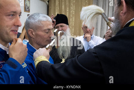 Russisch-orthodoxen Priester, Pater Sergei, rechts, segnet Expedition 53 Markierung Vande Hei der NASA, rechts, vor seinem Start an Bord einer Sojus MS-06 Raumschiff mit Expedition 53 Flugingenieur Joe Acaba der NASA, und Expedition 53 Sojus Kommandant Alexander Misurkin von roskosmos Dienstag, Sept. 12, 2017 an der Kosmonaut Hotel in Baikonur, Kasachstan. Acaba, Misurkin und Vande Hei wird Etwa fünfeinhalb Monate auf der Internationalen Raumstation verbringen. Photo Credit: (NASA/Bill Ingalls) Stockfoto