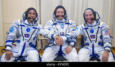 Expedition 53 Flugingenieur Joe Acaba der NASA, Links, Sojus Kommandant Alexander Misurkin von Roskosmos, Mitte, und Mark Vande Hei der NASA für ein Foto vor ihrer Markteinführung auf einer Sojus-rakete, Dienstag, Sept. 12, 2017 darstellen, Gebäude 254 vom Kosmodrom Baikonur in Kasachstan. Acaba, Misurkin und Vande Hei wird Etwa fünfeinhalb Monate auf der Internationalen Raumstation verbringen. Photo Credit: (NASA/GCTC/Irina Peshkova) Stockfoto