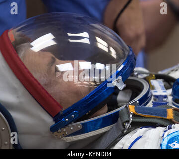 NASA-Astronaut Mark Vande Hei und seine Crewkollegen, darunter Roscosmos-Kommandeur Alexander Misurkin und Joe Acaba der NASA, bereiten sich auf ihre Mission zur ISS an Bord der Sojus MS-06 vom Baikonur Cosmodrome vor. Stockfoto