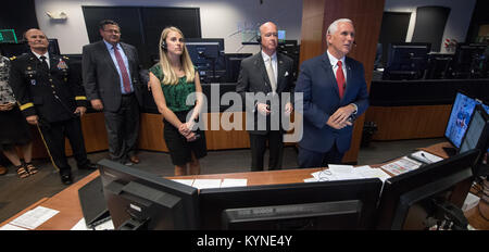 Vice President Mike Pence, Recht, spricht mit Expedition 53 Crew Mitglieder Joe Acaba, Randy Bresnik, und Mark Vande Hei an Bord der Internationalen Raumstation von der Nutzlast Operationen Integration Center (POIC) der NASA Marshall Space Flight Center als Generalleutnant Edward Daly, Links, NASA Marshall Space Flight Center Director Todd, Marshall Space Flight Center International Space Station Payload Operations Director Stephanie Dudley, und Rep. Robert Aderholt, R-ALA, auf, Montag, Sept. 25, 2017 in Huntsville, Alabama. Der stellvertretende Präsident besuchte das Space Center test Hardware für Anzeigen Stockfoto