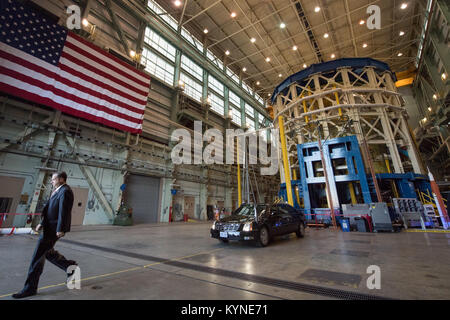 Vice President Mike Pence fährt in seiner Limousine aus dem Weltraum System (SLS) strukturelle Prüfstand, Montag, Sept. 25, 2017 bei der NASA Marshall Space Flight Center in Huntsville, Alabama. Der stellvertretende Präsident besuchte das Space Center test Hardware für die NASA Space Launch System, Amerikas neue Deep space Rocket zum Ansehen und die Crew an Bord der Internationalen Raumstation zu nennen. Photo Credit: (NASA/Bill Ingalls) Stockfoto