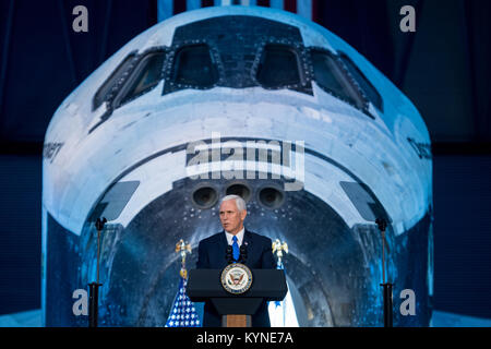 Vice President Mike Pence liefert Erläuterungen während der ersten Sitzung der nationalen Raum des Rates, Donnerstag, Oktober 5, 2017 am Smithsonian National Air und Space Museum Steven F. Udvar-Hazy Center in Chantilly, Va. Das National Space Rat, durch Vice President Mike Pence unter dem Vorsitz hörte Zeugnis von Vertretern aus der Zivilgesellschaft Raum, kommerziellen Raum, und der nationalen Sicherheit Vertreter der Raumfahrtindustrie. Photo Credit: (NASA/Joel Kowsky) Stockfoto