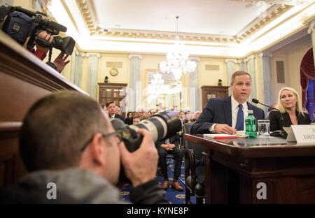 Rep. James Bridenstine, R-Okla., benannter Administrator der NASA, bezeugt an seiner Nominierung Anhörung vor dem Senatsausschuss für Handel, Wissenschaft und Transport am Mittwoch, November 1, 2017 in das Russell Senate Office Building in Washington. Photo Credit: (NASA/Joel Kowsky) Stockfoto