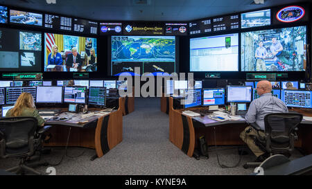 Flight Director Brian Smith, Capcom Astronaut Jessica Meir zusammen mit Astronaut Jeff Williams überwachen Aktivitäten in Mission Control, wie Präsident Donald Trump, erste Tochter Ivanka Trump und NASA-Astronaut Kate Rubins einen besonderen Erde machen-zu-Raum rufen Sie Montag, 24. April, aus dem Oval Office, NASA-Astronaut Peggy Whitson für ihr Rekord bleiben an Bord der internationalen Raumstation ISS persönlich zu gratulieren.  Foto Datum: 24. April 2017.  Lage: Gebäude 30 - FCR1.  Bildnachweis: (NASA/Robert Markowitz) Stockfoto