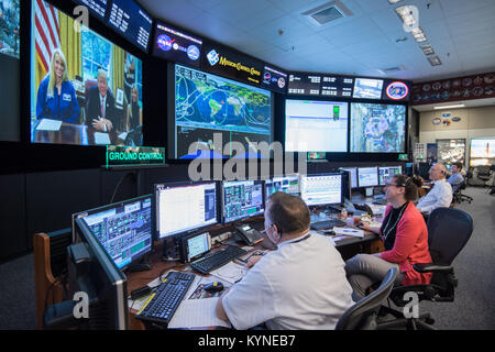 Flight Director Brian Smith, Capcom Astronaut Jessica Meir zusammen mit Astronaut Jeff Williams überwachen Aktivitäten in Mission Control, wie Präsident Donald Trump, erste Tochter Ivanka Trump und NASA-Astronaut Kate Rubins einen besonderen Erde machen-zu-Raum rufen Sie Montag, 24. April, aus dem Oval Office, NASA-Astronaut Peggy Whitson für ihr Rekord bleiben an Bord der internationalen Raumstation ISS persönlich zu gratulieren.  Foto Datum: 24. April 2017.  Lage: Gebäude 30 - FCR1.   Bildnachweis: (NASA/Robert Markowitz) Stockfoto