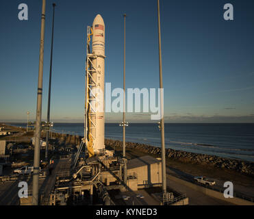 Die Orbital ATK Antares Rakete, mit der Cygnus Sonde an Bord, ist auf Launch Pad-0 A, Freitag, 10. November 2017 an die NASA Wallops Flight Facility in Virginia gesehen. Von Orbital ATK 8 vertraglich vereinbarten Fracht Neuversorgung der Mission mit der NASA die Internationale Raumstation wird ca. 7.400 Pfund von Wissenschaft und Forschung, Besatzung und Fahrzeug Hardware an die orbitale Labor und seine Crew liefern. Photo Credit: (NASA/Bill Ingalls) Stockfoto