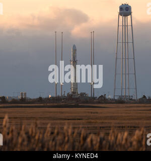 Die Orbital ATK Antares Rakete, mit der Cygnus Sonde an Bord, ist auf Launch Pad-0 A, Samstag gesehen, Nov. 11, 2017 bei der NASA Wallops Flight Facility in Virginia. Von Orbital ATK 8 vertraglich vereinbarten Fracht Neuversorgung der Mission mit der NASA die Internationale Raumstation wird ca. 7.400 Pfund von Wissenschaft und Forschung, Besatzung und Fahrzeug Hardware an die orbitale Labor und seine Crew liefern. Photo Credit: (NASA/Bill Ingalls) Stockfoto