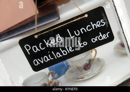 Lunchpakete erhältlich in Fenster Cafe Zeichen zu bestellen. Stockfoto