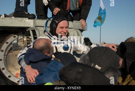 Roskosmos Kosmonaut Sergey Ryazanskiy aus der Sojus MS-05 Raumschiff geholfen wird, nur wenige Minuten nachdem er, NASA-Astronaut Randy Bresnik, und der ESA (Europäische Weltraumorganisation) Astronauten Paolo Nespoli, in einer abgelegenen Gegend in der Nähe der Stadt Zhezkazgan, Kasachstan am Donnerstag, Dezember 14, 2017 gelandet. Bresnik, Nespoli und Ryazanskiy Rückkehr nach 139 Tagen im Weltraum, wo sie dienten als Mitglieder der Expedition 52 und 53 Crews der Internationalen Raumstation an Bord. Photo Credit: (NASA/Bill Ingalls) Stockfoto