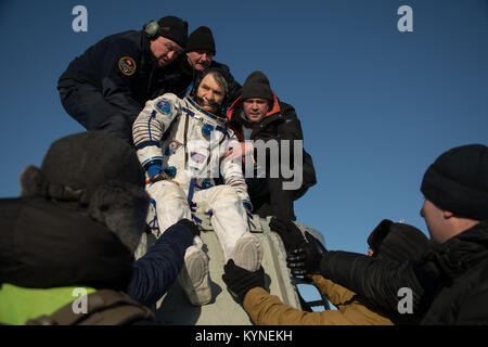 ESA (European Space Agency) Astronauten Paolo Nespoli aus der Sojus MS-05 Raumschiff geholfen wird, nur wenige Minuten nachdem er, NASA-Astronaut Randy Bresnik, und Roskosmos Kosmonaut Sergey Ryazanskiy, in einer abgelegenen Gegend in der Nähe der Stadt Zhezkazgan, Kasachstan am Donnerstag, Dezember 14, 2017 gelandet. Bresnik, Nespoli und Ryazanskiy Rückkehr nach 139 Tagen im Weltraum, wo sie dienten als Mitglieder der Expedition 52 und 53 Crews der Internationalen Raumstation an Bord. Photo Credit: (NASA/Bill Ingalls) Stockfoto