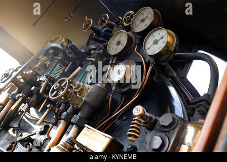 Drehschalter, Drehregler und Hebel auf alten Dampfzug Stockfoto