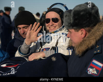 Roskosmos Kosmonaut Sergey Ryazanskiy ist, die auf der medizinischen Hütte kurz nach ihm und der NASA-Astronaut Randy Bresnik, und der ESA (Europäische Weltraumorganisation) Astronauten Paolo Nespoli landete in ihrer Sojus MS-05 Raumschiff in einer abgelegenen Gegend in der Nähe der Stadt Zhezkazgan, Kasachstan am Donnerstag, 04.12., 14., 2017. Bresnik, Nespoli und Ryazanskiy Rückkehr nach 139 Tagen im Weltraum, wo sie dienten als Mitglieder der Expedition 52 und 53 Crews der Internationalen Raumstation an Bord. Photo Credit: (NASA/Bill Ingalls) Stockfoto