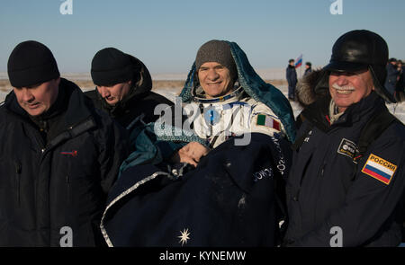 ESA (European Space Agency) Astronauten Paolo Nespoli, die auf der medizinischen Zelt durchgeführt wird, kurz nachdem er und der NASA-Astronaut Randy Bresnik, und Roskosmos Kosmonaut Sergey Ryazanskiy in ihrer Sojus MS-05 Raumschiff in einer abgelegenen Gegend in der Nähe der Stadt Zhezkazgan, Kasachstan am Donnerstag, Dezember 14, 2017 gelandet. Bresnik, Nespoli und Ryazanskiy Rückkehr nach 139 Tagen im Weltraum, wo sie dienten als Mitglieder der Expedition 52 und 53 Crews der Internationalen Raumstation an Bord. Photo Credit: (NASA/Bill Ingalls) Stockfoto