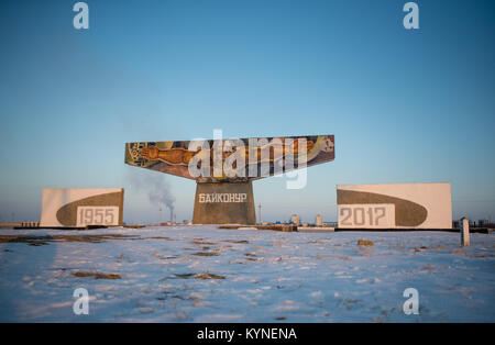 Ein Mosaik Besucher außerhalb der Stadt Baikonur, Kasachstan, Donnerstag, Dezember 14, 2017 gesehen. Expedition 54 Sojus Kommandant Anton Shkaplerov von Roskosmos, bordingenieur Scott Kribbeln der NASA, und Flugingenieur Norishige Kanai der Japan Aerospace Exploration Agency (JAXA) werden voraussichtlich vom Kosmodrom Baikonur in Kasachstan am 2 Start: 21:00 Uhr Eastern Time (1:21:00 Uhr Baikonur) am Sonntag, 04.12. 17 Und die folgenden fünf Monate verbringen wird das Leben und Arbeiten an Bord der Internationalen Raumstation. Photo Credit: (NASA/Joel Kowsky) Stockfoto