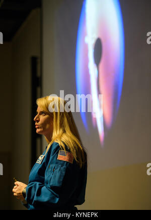 NASA-Astronaut Kate Rubins spricht mit Studenten an der Bloomberg Zentrum für Physik und Astronomie auf dem Campus der Johns Hopkins Universität, Montag, 24. April 2017 in Baltimore, Md. Rubins zwei Weltraumspaziergänge und wurde die erste Person, die DNA-Sequenz im Raum während Ihrer 115 Tag der Mission als Teil der Expedition 48 und 49. Photo Credit: (NASA/Joel Kowsky) Stockfoto