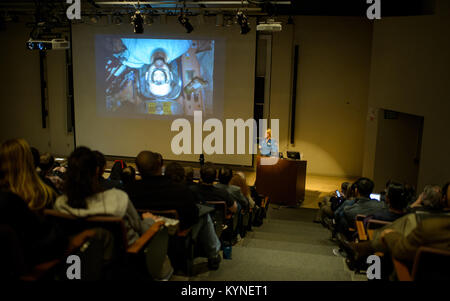 NASA-Astronaut Kate Rubins spricht mit Studenten an der Bloomberg Zentrum für Physik und Astronomie auf dem Campus der Johns Hopkins Universität, Montag, 24. April 2017 in Baltimore, Md. Rubins zwei Weltraumspaziergänge und wurde die erste Person, die DNA-Sequenz im Raum während Ihrer 115 Tag der Mission als Teil der Expedition 48 und 49. Photo Credit: (NASA/Joel Kowsky) Stockfoto