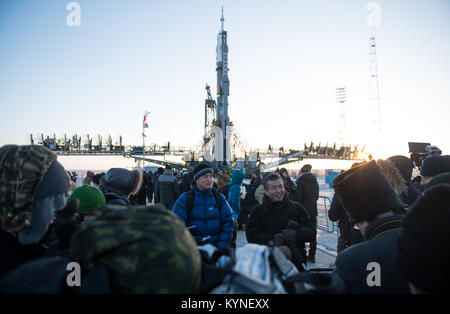 Japan Aerospace Exploration Agency (JAXA) astronaut Takuya Onishi, Links, Japan Aerospace Exploration Agency (JAXA) International Space Station Program Manager Koichi Wakata, rechts, den Fragen der Medien, Freitag, 15.12.2017, Nach der Sojus Rakete in eine vertikale Position auf der Startrampe auf dem Kosmodrom Baikonur in Kasachstan angehoben wurde. Expedition 54 Sojus Kommandant Anton Shkaplerov von Roskosmos, bordingenieur Scott Kribbeln der NASA, und Flugingenieur Norishige Kanai der Japan Aerospace Exploration Agency (JAXA) sind geplant um 2 Start: 21:00 Uhr Eastern Time (1:21:00 Ba Stockfoto