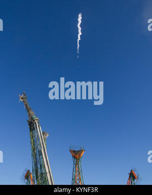 Die Sojus MS-07 Rakete ist mit Expedition 54 Sojus Kommandant Anton Shkaplerov von Roskosmos, bordingenieur Scott Kribbeln der NASA, und Flugingenieur Norishige Kanai der Japan Aerospace Exploration Agency (JAXA) Sonntag, Dezember 17, 2017 Auf dem Kosmodrom Baikonur in Kasachstan aus gestartet. Shkaplerov, Kribbeln, und Kanai wird die nächsten fünf Monate Leben und Arbeiten an Bord der Internationalen Raumstation. Photo Credit: (NASA/Joel Kowsky) Stockfoto