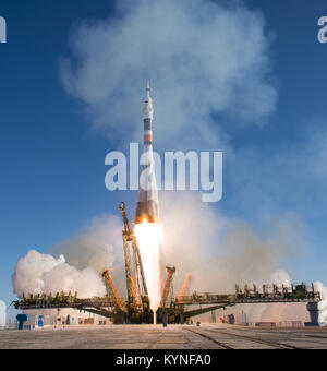 Die Sojus MS-07-Rakete startete vom Kosmodrom Baikonur in Kasachstan und brachte die Astronauten Anton Shkaplerov, Scott Tingle und Norishige Kanai zur Internationalen Raumstation. Die Besatzung verbrachte fünf Monate an Bord der ISS für Forschung und Operationen. Stockfoto