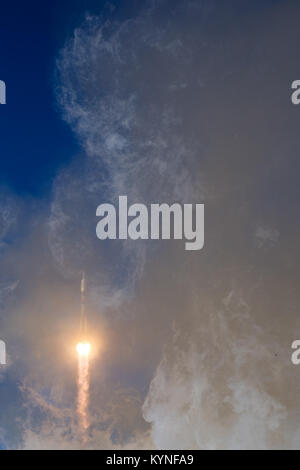 Die Sojus MS-07-Rakete startete am 17. Dezember 2017 vom Kosmodrom Baikonur und brachte die 54-Besatzungsmitglieder Anton Shkaplerov, Scott Tingle und Norishige Kanai für eine fünfmonatige Mission zur Internationalen Raumstation. Stockfoto