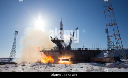 Die Sojus-MS-07-Rakete startete vom Baikonur-Kosmodrome und brachte die Besatzungsmitglieder Anton Shkaplerov, Scott Tingle und Norishige Kanai der Expedition 54 zu einer fünfmonatigen Mission zur Internationalen Raumstation. Stockfoto